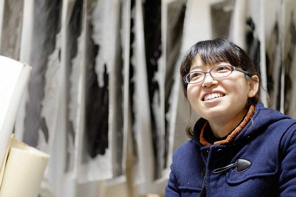 インタビュー / 原点は「ままごとあそび」 版画家安齋歩見の見つめる風景